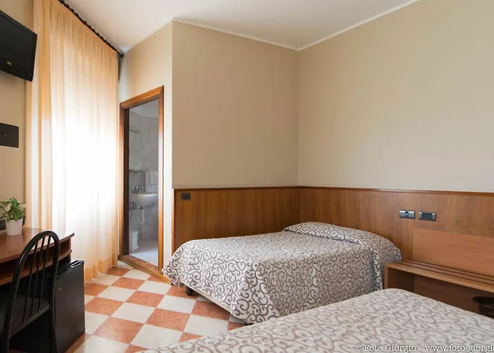 Daina Hotel 3*